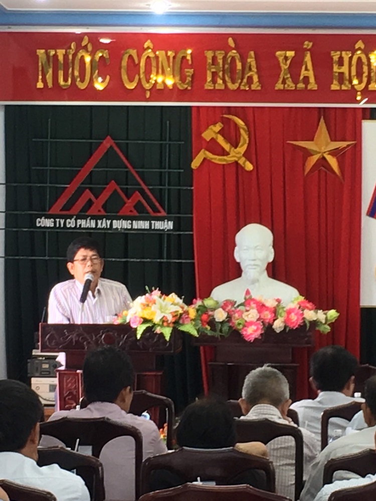 Thành viên Hội đồng quản trị, Phó Tổng Giám đốc Nguyễn Văn Quang phát biểu khai mạc Đại hội